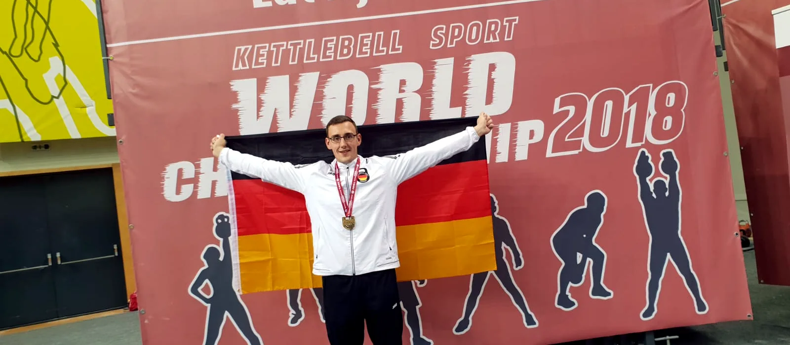 Alexander Jäck mit Deutschlandflagge bei der Kettlebell-Sport World Championship 2018